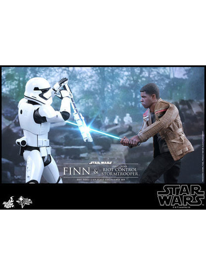 HOTTOYS Movie Masterpiece 1/6 Scale Finn &amp; F.O. Stormtrooper (Riot Control Version)